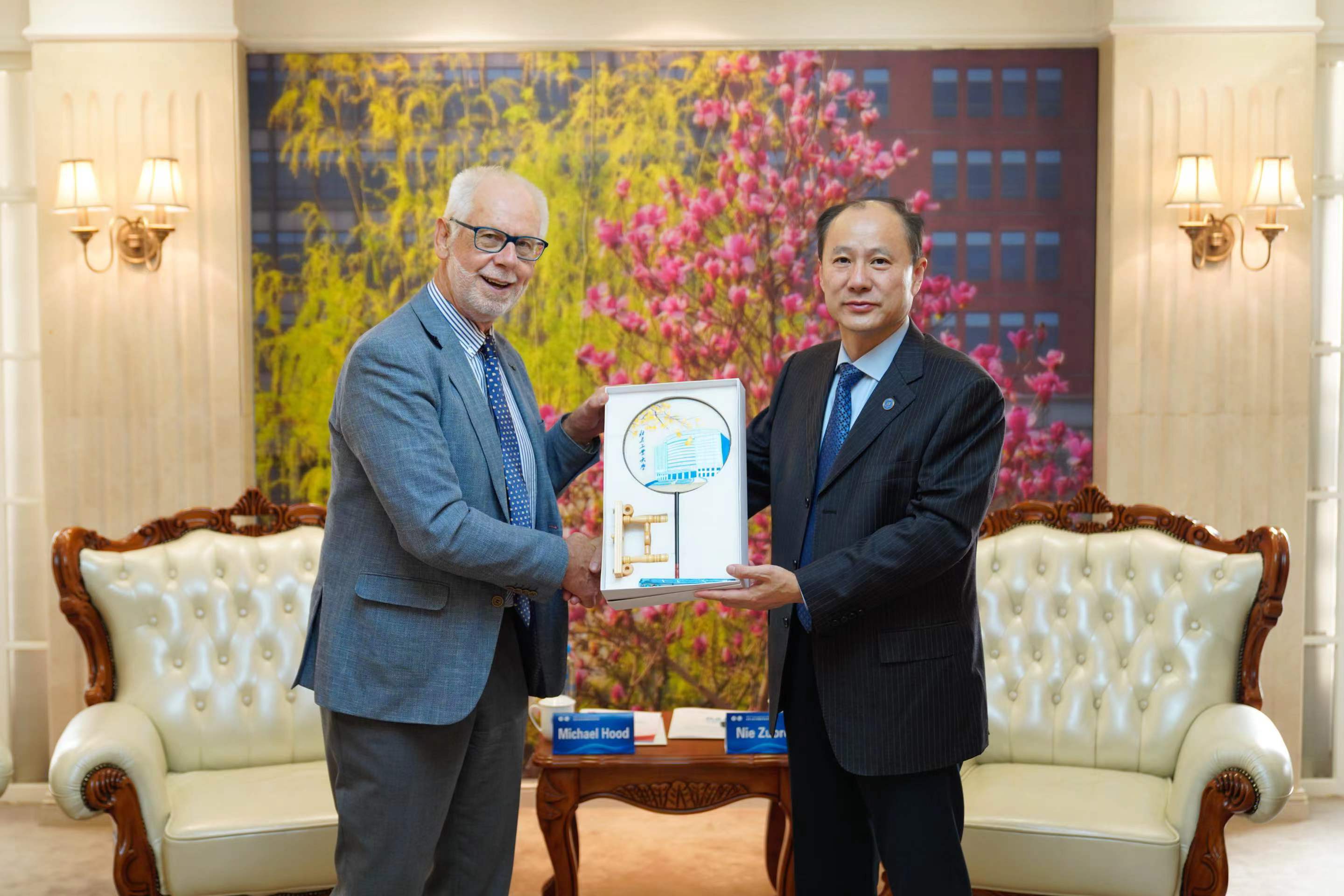 澳大利亚技术科学与工程院院士、中国工程院外籍院士迈克尔·胡德一行到校访问